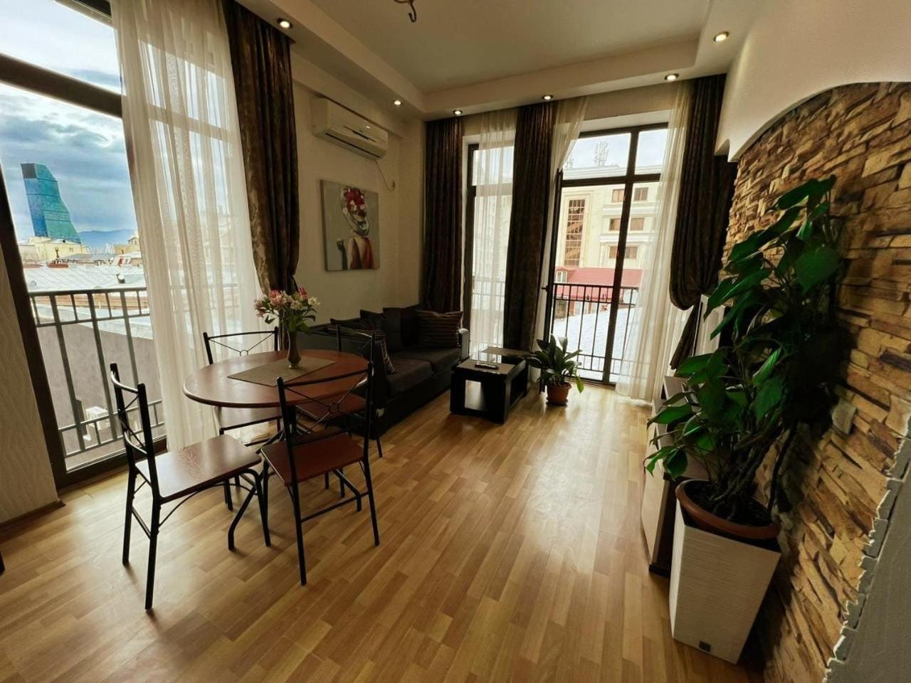 Cozy Apartment In The City Center Mtatsminda Tiflis Dış mekan fotoğraf