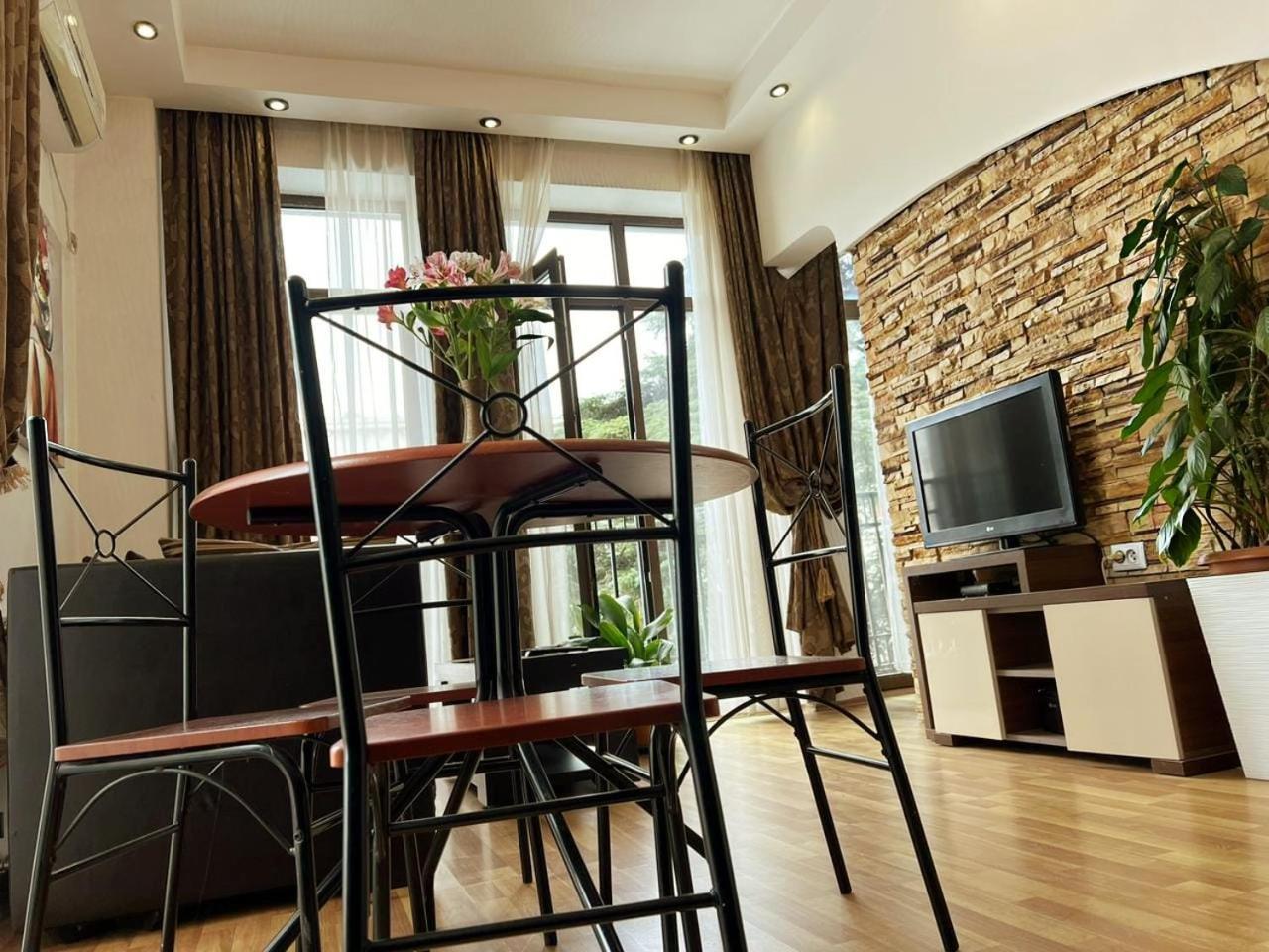 Cozy Apartment In The City Center Mtatsminda Tiflis Dış mekan fotoğraf