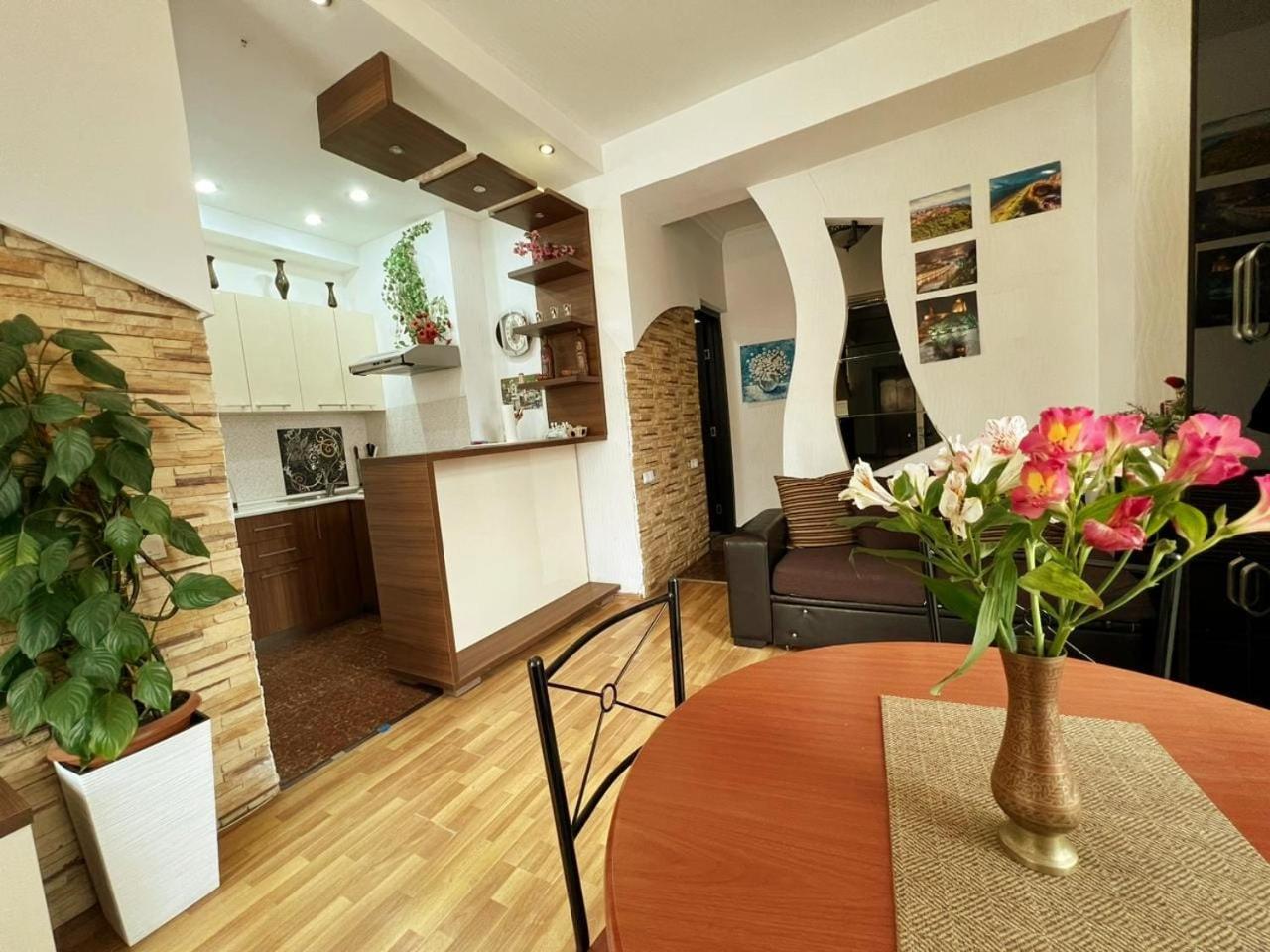 Cozy Apartment In The City Center Mtatsminda Tiflis Dış mekan fotoğraf